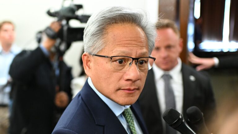 黄仁勋：不确定中国是否会购买英伟达H200芯片