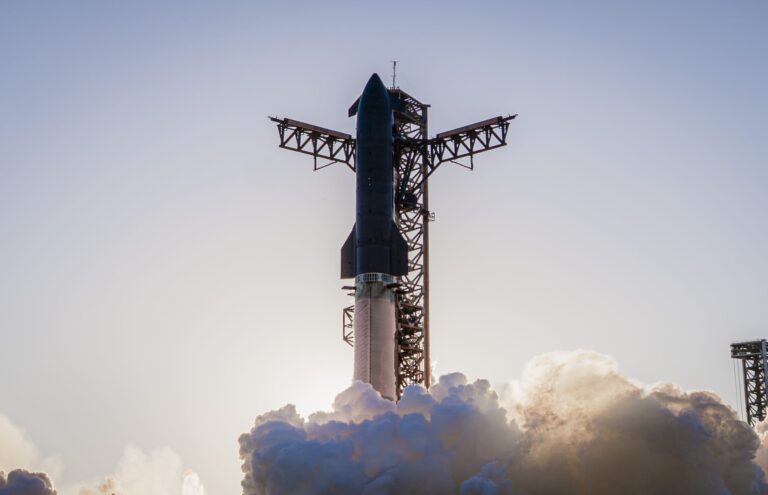 特斯拉FSD被曝允许开车看手机