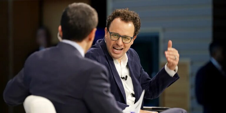 安森米CEO嘲讽谷歌和OpenAI：无需“红色警报”