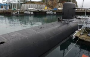 法军击退核潜艇基地上空无人机