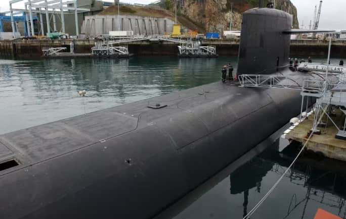 法军击退核潜艇基地上空无人机