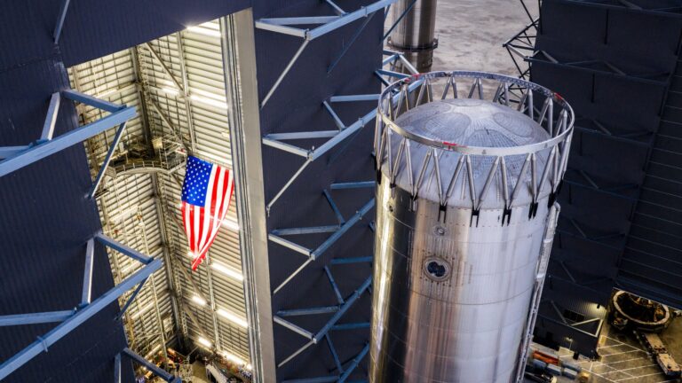 特斯拉FSD新版本被曝允许开车看手机