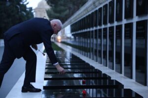 英国防长访亚阿两国深化防务合作