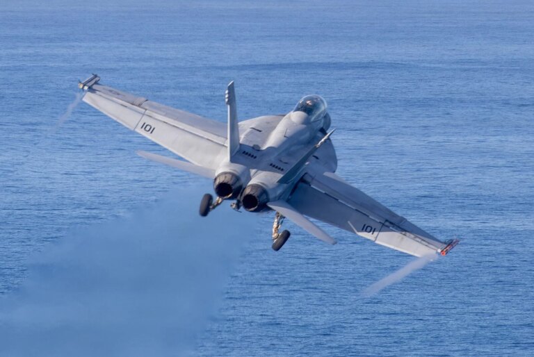 美军紧急打捞战机防中方获取