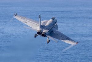 美军紧急打捞战机防中方获取