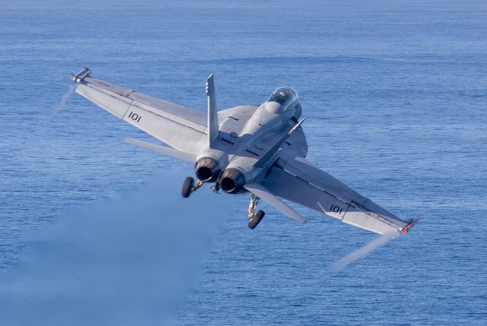 美军紧急打捞战机防中方获取