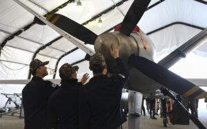 美韩联合打捞上月坠海MQ-9无人机