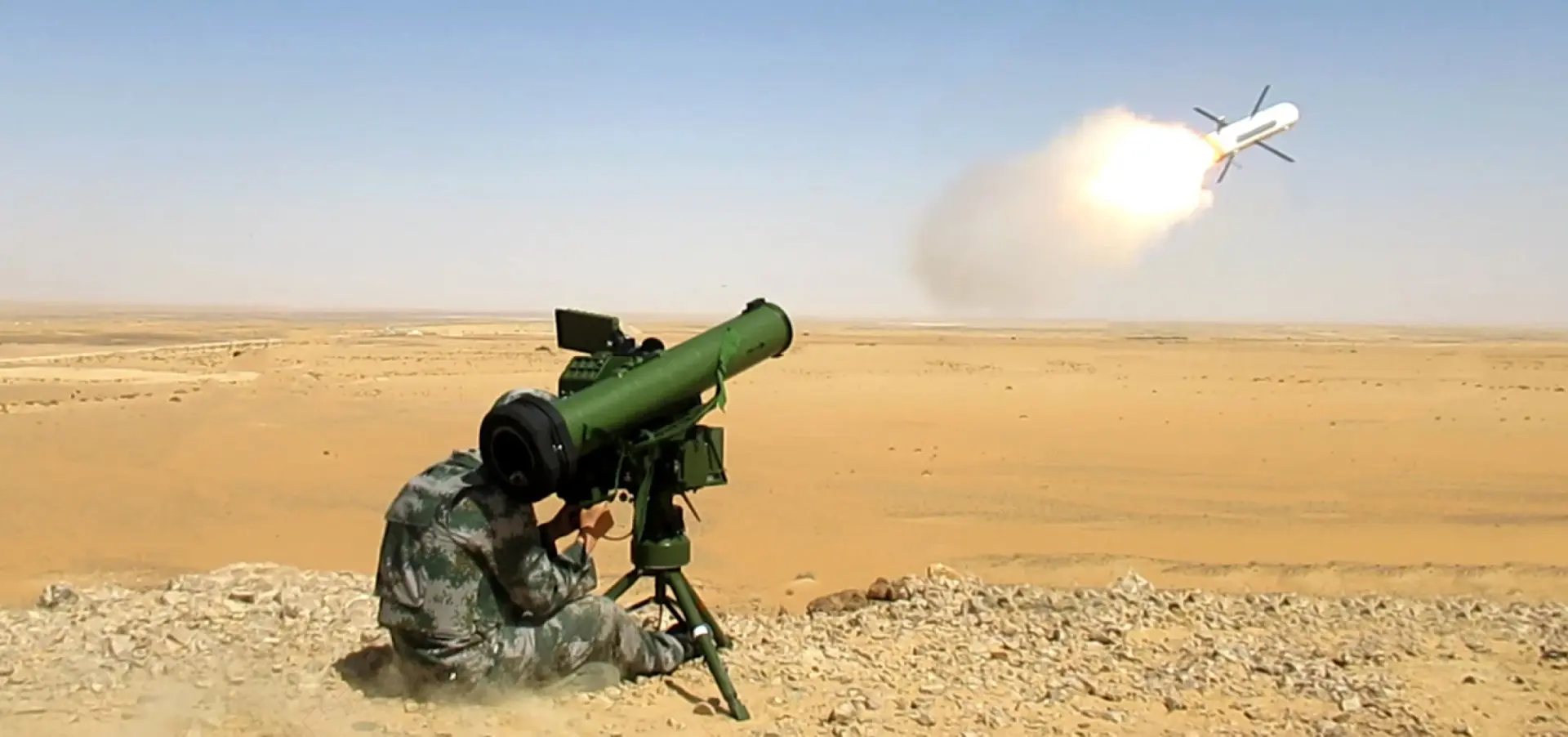 泰军缴获柬埔寨阵地中国制反坦克导弹