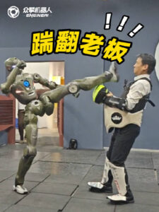 众擎T800机器人一脚踹翻75公斤CEO展示强大力量
