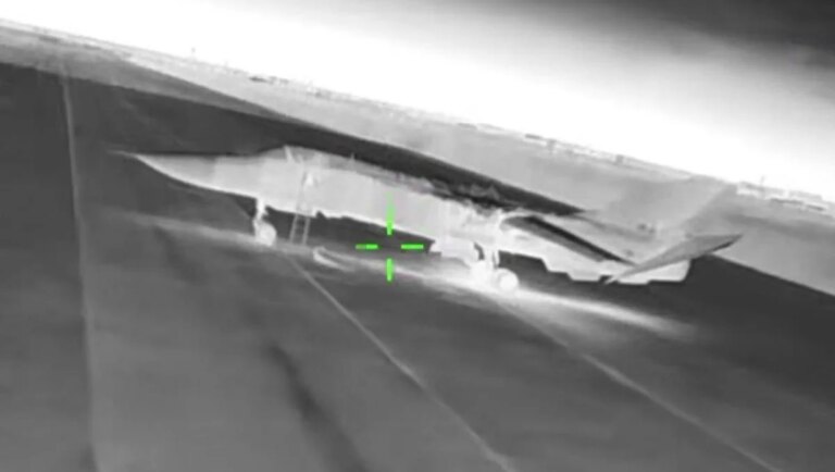 乌克兰无人机摧毁克里米亚俄军苏-24轰炸机